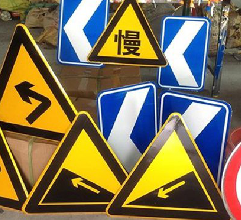 清流标识标牌中颜色的确定是很重要的。